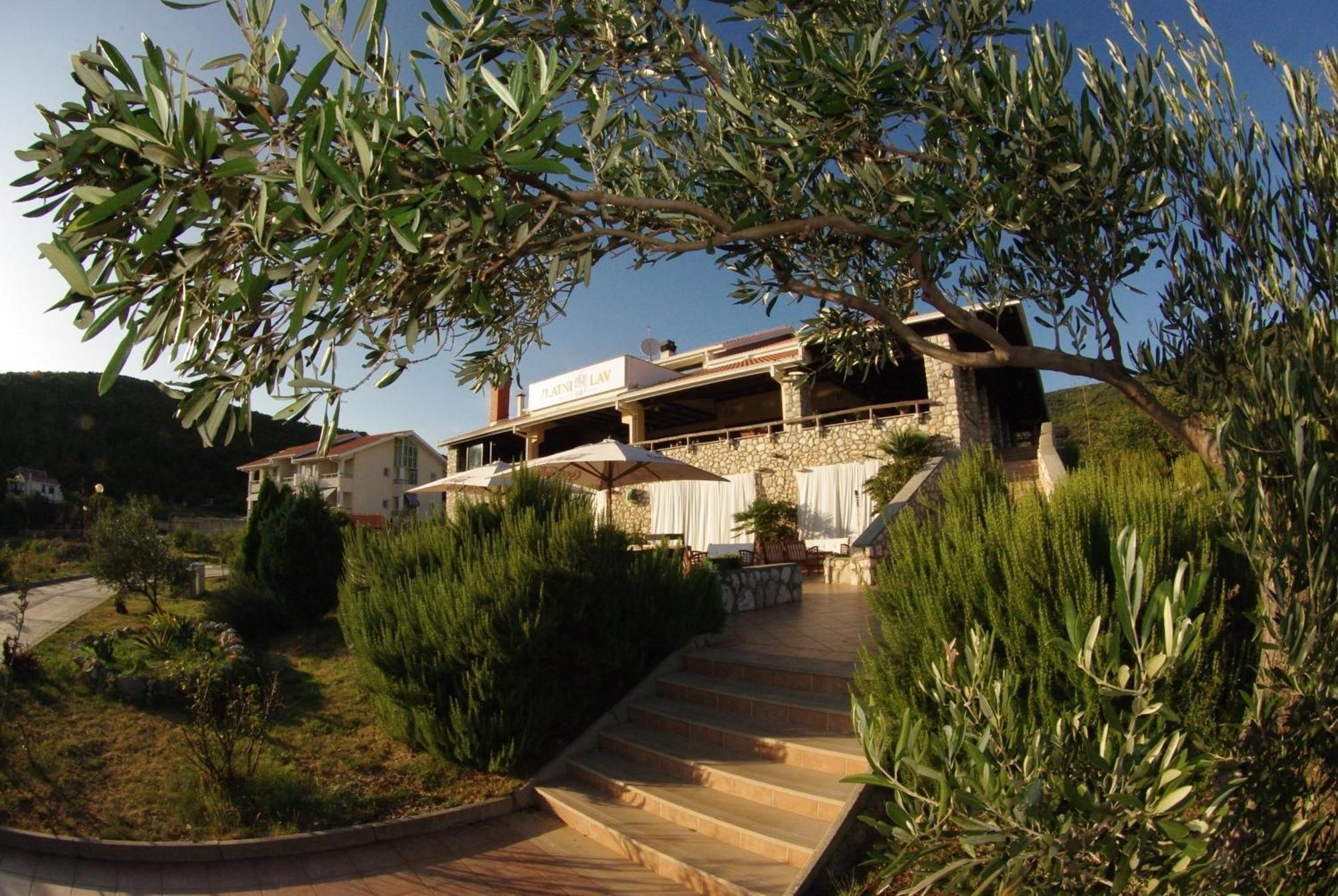 Hotel Zlatni Lav Martinšćica Exterior foto